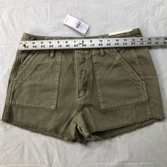 NWT American Eagle Outfitters Green Cargo Shorts with Relaxed Fit Size 6 - Picture 3 of 7